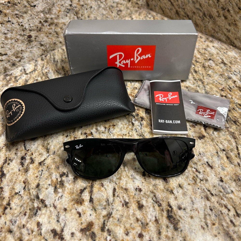 Ray-Ban RB 2132 901L New Wayfarer Sunglasses - Black frames - G-15 Green Lens